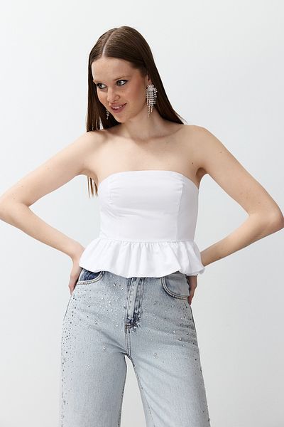 Trendyol Collection Popeline gewebt - Weißes kurzes Bustier mit Volant TPRSS24BS00030