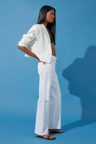Trendyol Collection Weiße, zerrissene Jeans mit weitem Bein und hoher Taille TWOSS24JE00167