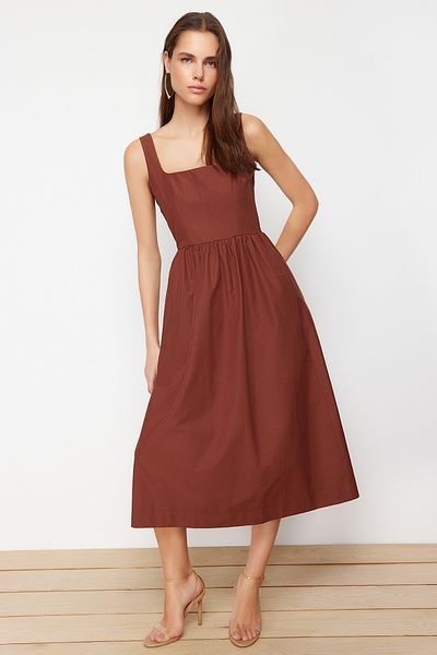 Trendyol Collection Hnědé rozepínání v pase Midi korzet Detail prošívání Midi tkané šaty TWOSS24EL00038