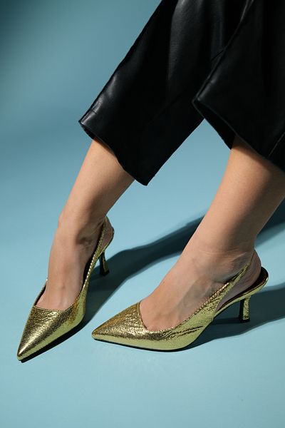 LuviShoes PLOVA Zlaté lesklé špičaté boty s otevřenou zadní částí na tenkém podpatku