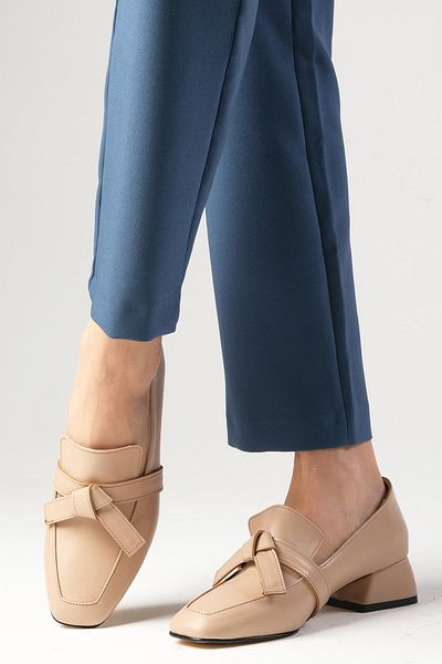 Mio Gusto Agatha Nudefarbene Schleife Accessoire Blunt Toe Damenschuhe mit kurzem Absatz