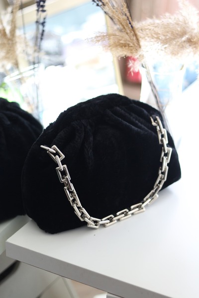 Moom Bag Woman's Black Pelus Bohca Form Chain Detailed Handbag