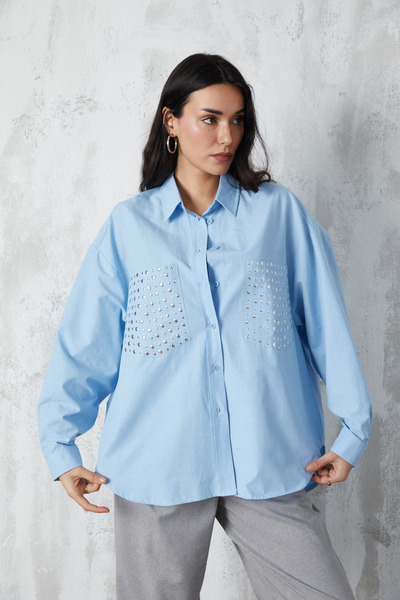 minaaise قميص أزرق كبير الحجم بجيب مزدوج مرصع بالأحجار 27024
