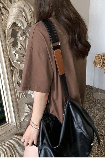 MODAGEN Unisex hnědé oversize tričko s výstřihem a výstřihem