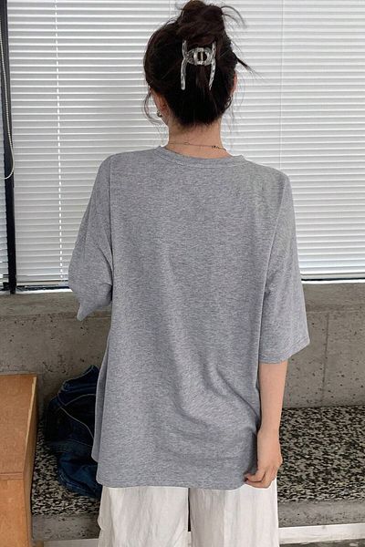 MODAGEN Unisex γκρι μπλουζάκι με λαιμόκοψη με χίλια στάμπα