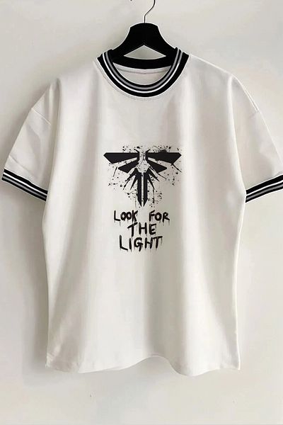 Vordevia The Last Of Us Printed New Season Λευκό Oversize Unisex Tshirt με λεπτομέρεια γιακά και μανίκια