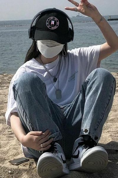 Touz Moda Черна шапка на BTS