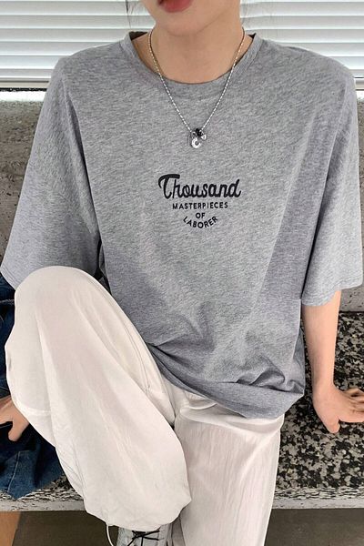 MODAGEN Unisex γκρι μπλουζάκι με λαιμόκοψη με χίλια στάμπα