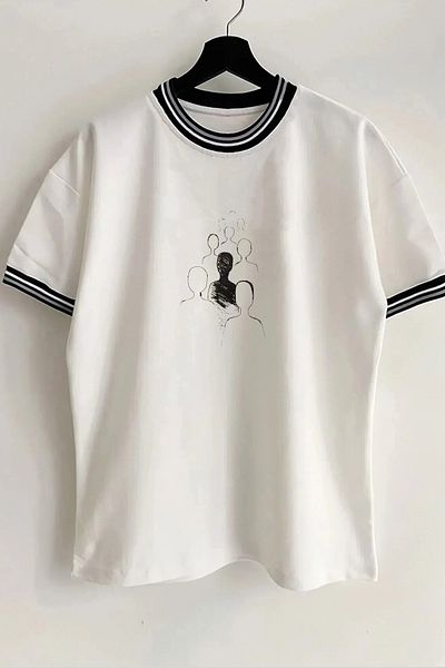 Vordevia Λευκό μπλουζάκι Unisex Oversize με διαφορετικά στάμπα και λεπτομέρεια με ριμπ γιακά και μανίκια
