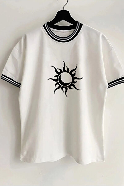 Vordevia Φεγγάρι και Ήλιος με στάμπα νέας σεζόν με λεπτομέρεια γιακά και μανίκι με ραβδώσεις λευκό oversize unisex μπλουζάκι