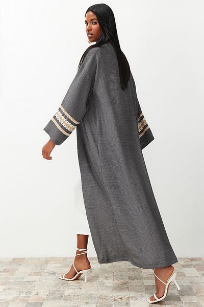 Trendyol Modest Anthrazitfarbener, lang gewebter Kimono & Kaftan & Abaya mit Brode-Details TCTSS24KF00006
