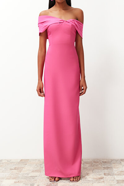 Trendyol Collection Růžové popelínové tkané - Asymetrické dlouhé večerní šaty ke krku TPRSS24AE00084