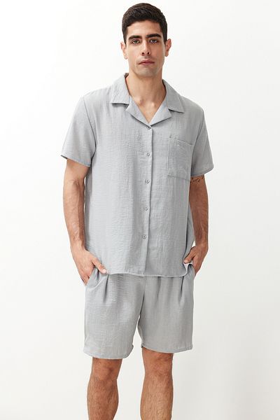 Trendyol Collection Graues Pyjama-Set mit gewebten Shorts und Hemdkragen - Normale Passform TMNSS24PT00022