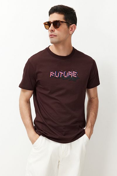 Kolekcia Trendyol Hnedé bavlnené tričko s potlačou textu - Regular Fit TMNSS24TS00190