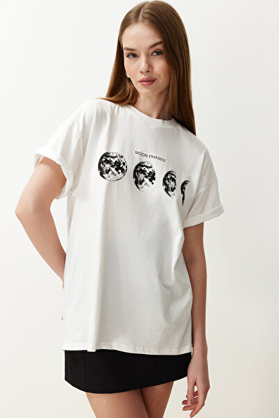 Trendyol Collection Ecrufarbenes, bedrucktes Boyfriend-Strick-T-Shirt mit Rundhalsausschnitt aus 100 % Baumwolle TWOSS20TS0245