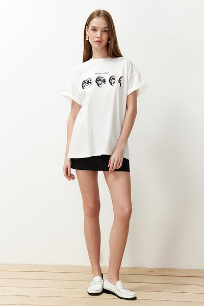 Trendyol Collection Ecrufarbenes, bedrucktes Boyfriend-Strick-T-Shirt mit Rundhalsausschnitt aus 100 % Baumwolle TWOSS20TS0245