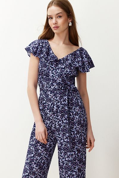 Trendyol Collection Lilafarbener Maxi-Jumpsuit aus Viskosegewebe mit Blumenmuster und Schwungrad-Details TWOSS24TU00037
