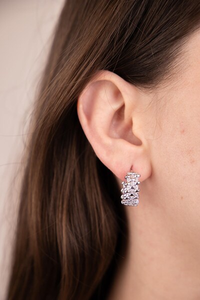 Sacha Accessories أقراط فضية مرصعة بأحجار الزركون