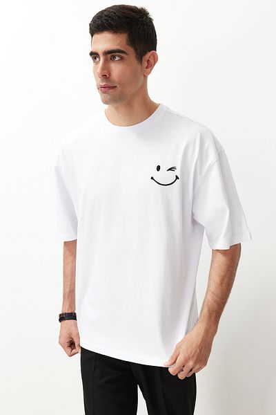 Trendyol Collection Weißes Oversize-T-Shirt mit Stickdetail - TMNSS21TS3685