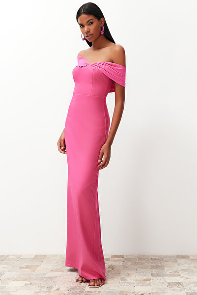 Trendyol Collection Růžové popelínové tkané - Asymetrické dlouhé večerní šaty ke krku TPRSS24AE00084