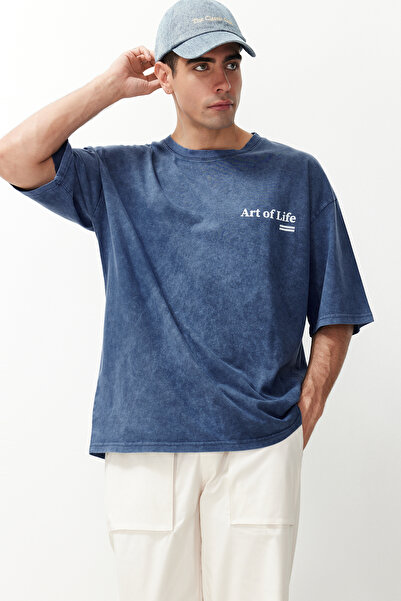 Kolekcia Trendyol Oversize bavlnené tričko s indigovou potlačou - TMNSS23TS00166