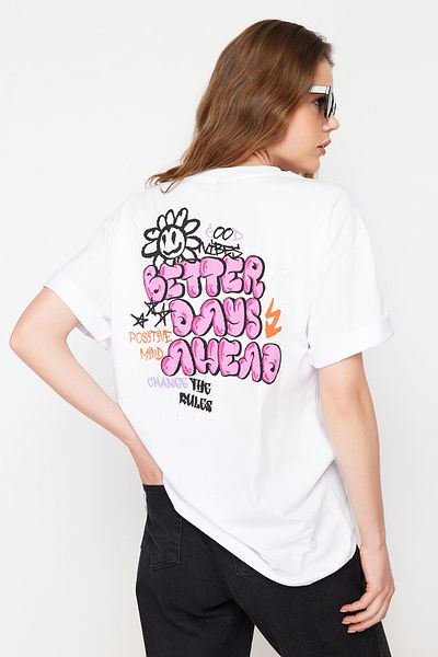 Trendyol Collection Weißes, 100 % Baumwolle, bedruckte Vorder- und Rückseite, Oversize/weite Passform, Strick-T-Shirt TWOSS24TS00104