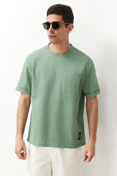 Trendyol Collection Vaflové tričko s texturou uvolněného střihu – krátký rukáv, kapsa, štítek TMNSS23TS00077