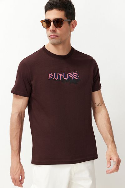 Kolekcia Trendyol Hnedé bavlnené tričko s potlačou textu - Regular Fit TMNSS24TS00190