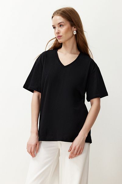 Trendyol Collection Schwarzes Boyfriend-Strick-T-Shirt mit V-Ausschnitt aus 100 % Baumwolle TWOSS23TS00003