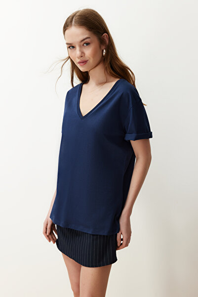 Trendyol Collection Sötétkék 100% pamut Oversize/Wide Fit V-nyakú kötött póló TWOSS23TS00003