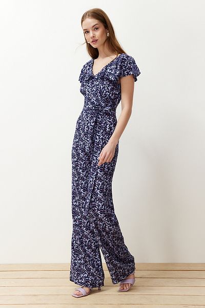 Trendyol Collection Lilafarbener Maxi-Jumpsuit aus Viskosegewebe mit Blumenmuster und Schwungrad-Details TWOSS24TU00037