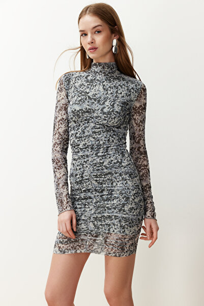 Trendyol Collection Šedý vzorovaný závěs Detailně vypasované tylové mini šaty s vysokým límcem TWOAW24EL00124