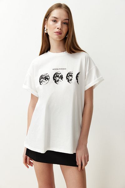 Trendyol Collection Ecrufarbenes, bedrucktes Boyfriend-Strick-T-Shirt mit Rundhalsausschnitt aus 100 % Baumwolle TWOSS20TS0245