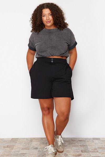 Trendyol Curve Μαύρο πλεκτό σορτς Plus Size με λεπτομέρεια με κουμπιά, 100% βαμβάκι TBBSS24AP00020