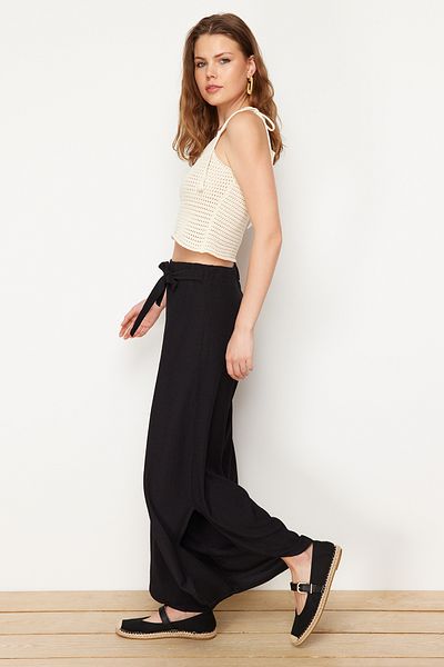 Trendyol Collection Schwarze, kurze, flexible Hose mit weitem Bein und Seitenschlitzen TWOSS24PL00164