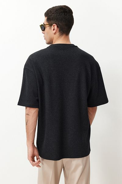 Trendyol Collection Antracitové oversize texturované vaflové tričko TMNSS22TS00049