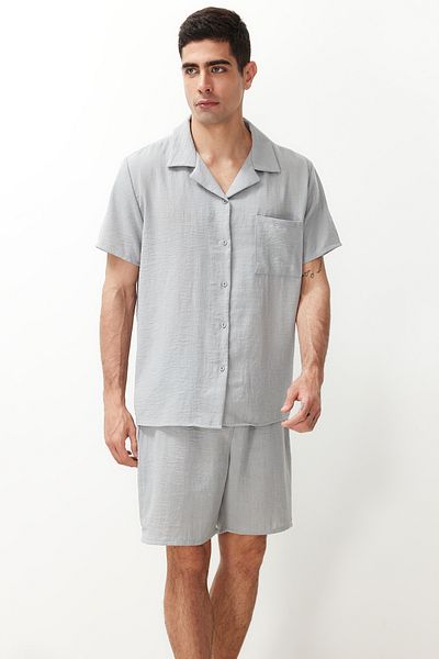 Trendyol Collection Graues Pyjama-Set mit gewebten Shorts und Hemdkragen - Normale Passform TMNSS24PT00022