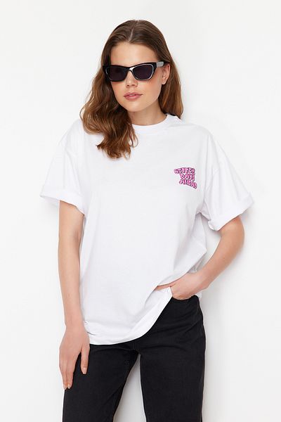 Trendyol Collection Weißes, 100 % Baumwolle, bedruckte Vorder- und Rückseite, Oversize/weite Passform, Strick-T-Shirt TWOSS24TS00104