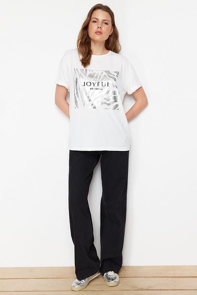 Trendyol Collection Λευκό 100% βαμβακερό φύλλο και σλόγκαν εμπριμέ πλεκτό μπλουζάκι TWOSS24TS00241