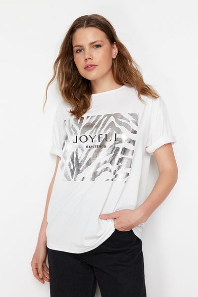 Trendyol Collection Λευκό 100% βαμβακερό φύλλο και σλόγκαν εμπριμέ πλεκτό μπλουζάκι TWOSS24TS00241