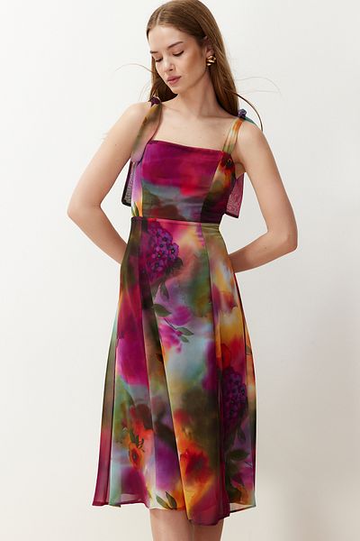 Trendyol Collection Vícebarevné květinové štěrbinové zadní lemované šaty s šifonovou podšívkou TWOSS24EL00699
