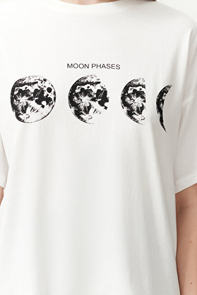 Trendyol Collection Ecrufarbenes, bedrucktes Boyfriend-Strick-T-Shirt mit Rundhalsausschnitt aus 100 % Baumwolle TWOSS20TS0245