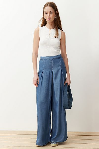 Trendyol Collection Dunkelblaue, plissierte Jeans mit weitem Bein und hoher Taille aus 100 % Tencel™ TWOSS24JE00296