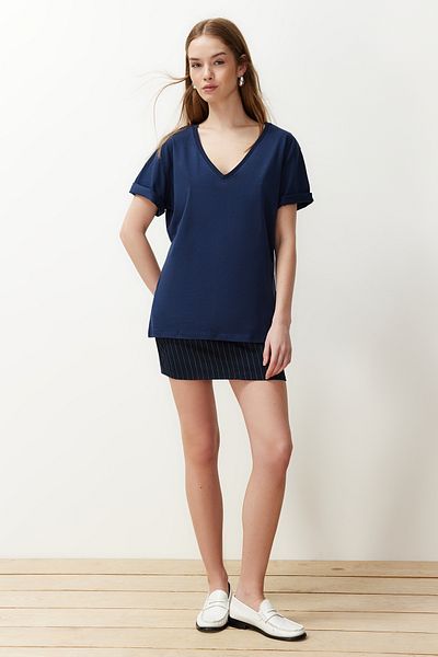 Trendyol Collection Námořnická modrá 100% bavlna Oversize/Wide Fit Pletené tričko s výstřihem do V TWOSS23TS00003