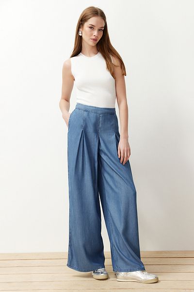 Trendyol Collection Dunkelblaue, plissierte Jeans mit weitem Bein und hoher Taille aus 100 % Tencel™ TWOSS24JE00296