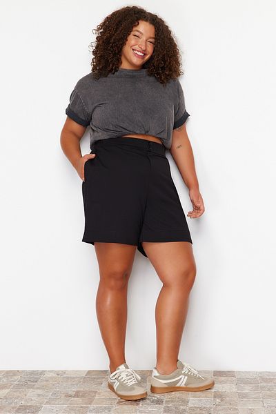 Trendyol Curve Μαύρο πλεκτό σορτς Plus Size με λεπτομέρεια με κουμπιά, 100% βαμβάκι TBBSS24AP00020