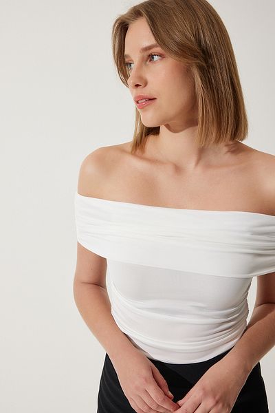 Happiness İstanbul Weiße, geraffte Sandy-Bluse für Damen mit offenen Schultern TO00132