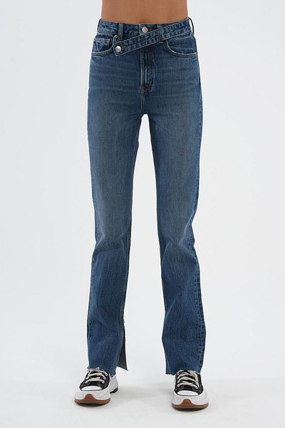 CROSS JEANS بنطلون جينز أزرق متوسط الطول بفتحة ساق مستقيمة وحزام متقاطع C 4556-007