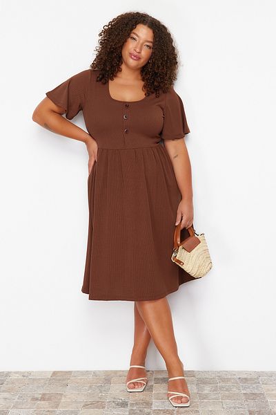 Trendyol Curve Braunes Midi-Strickkleid mit geraffter Optik und Kordelzug TBBSS24AH00176