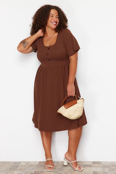 Trendyol Curve Braunes Midi-Strickkleid mit geraffter Optik und Kordelzug TBBSS24AH00176